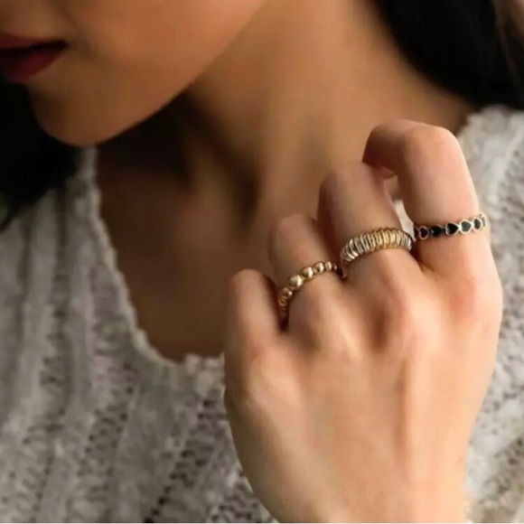 Heart Surround Stacking Gold Ring - Picture 4 of 6